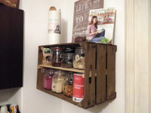 Read more about the article Kitchen shelf made from old wooden box